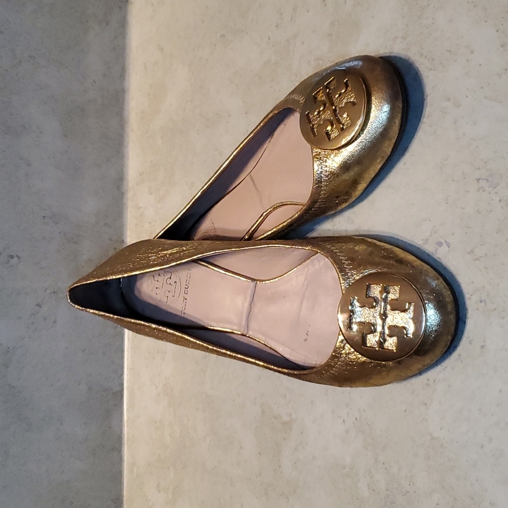 Tory Burch Gold Metallic Flats 7.5 (Sound on video)